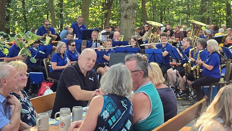 Brotzeit, Bier und im Hintergrund die Adelsdorfer Musikanten auf dem Keller in Lauf. Brotzeit, Bier und im Hintergrund die Adelsdorfer Musikanten auf dem Keller in Lauf.