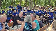 Brotzeit, Bier und im Hintergrund die Adelsdorfer Musikanten auf dem Keller in Lauf.