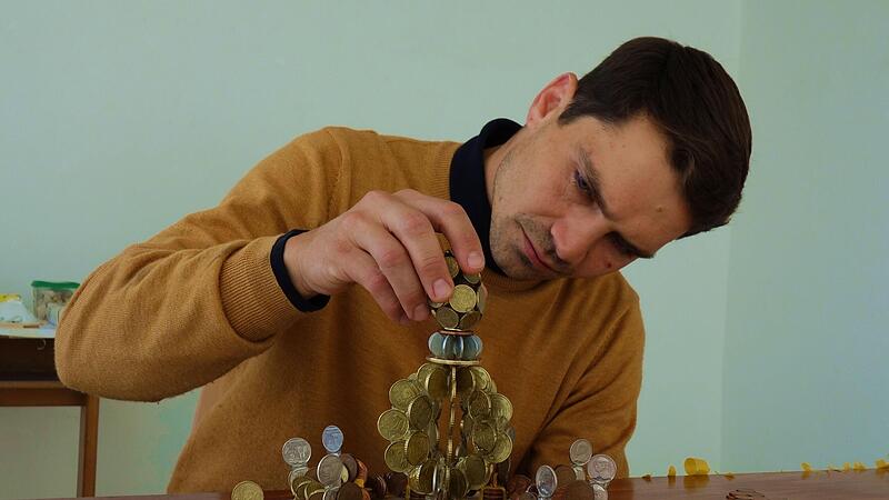 David Schröder verwendet Münzen und Scheine für seine Objekte. David Schröder verwendet Münzen und Scheine für seine Objekte.