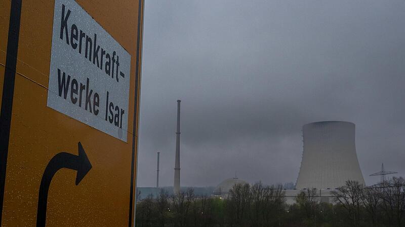 Wasserdampf steigt aus dem K&uuml;hlturm des Kernkraftwerks Isar 2. Mit der Trennung der Kernkraftwerke Isar 2, Neckarwestheim und Emsland vom Stromnetz endete in der Nacht zum Sonntag die &Auml;ra der kommerziellen Stromerzeugung mit Atomkraftwerken in Deu...