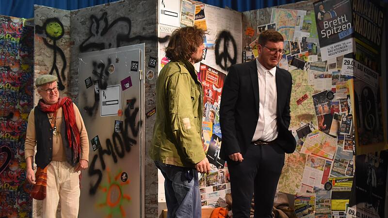 Gestrandet am trostlosen Bad Kissinger Bahnhof: Die Lacher sind der Burkardrother Theatergruppe sicher. Gestrandet am trostlosen Bad Kissinger Bahnhof: Die Lacher sind der Burkardrother Theatergruppe sicher.