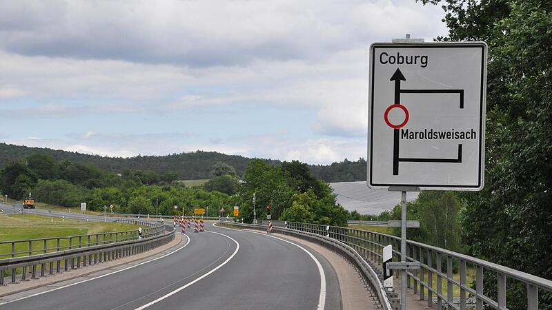 Bei Pfaffendorf kreuzen sich die B303 und die B279. Das Staatliche Bauamt saniert momentan einige Bereiche, weshalb es zu Verkehrsbehinderungen kommt.