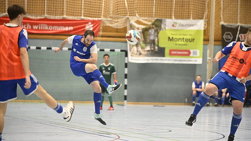Der SV Ketschendorf (blaue Trikots) wurde Zweiter bei der Coburger Stadtmeisterschaft: Die sch&ouml;nsten Fotos gibt es zum Durchklicken in der Galerie.