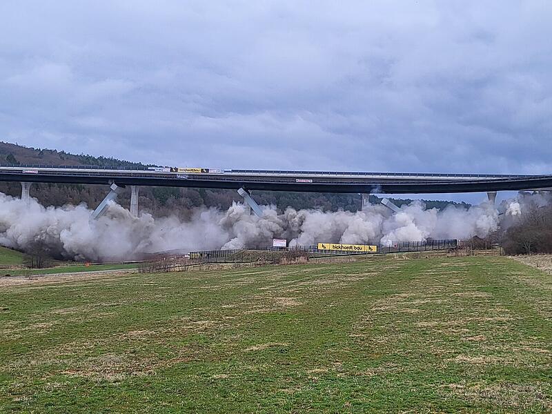 Die Sprengung der Thalaubachtalbr&uuml;cke bei Eichenzell