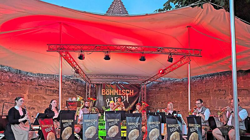 Bis in die Nacht hinein hat Böhmisch Blech aus Oberfranken ihre Blasmusik gespielt. Lukas Pitule Bis in die Nacht hinein hat Böhmisch Blech aus Oberfranken ihre Blasmusik gespielt. Lukas Pitule