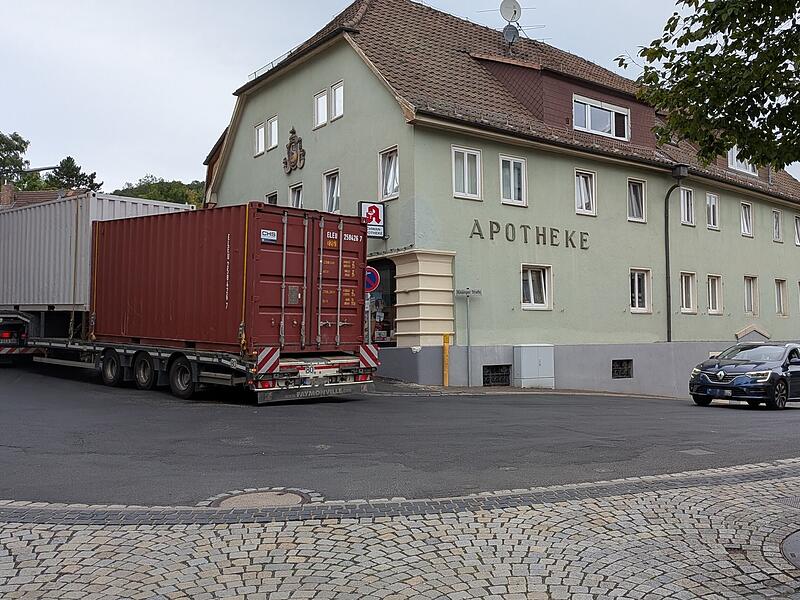 Am Schwanen-Eck in Bad Brückenau stauen die Lkw den Verkehr beim Versuch, um die 90-Grad-Ecke zu fahren. Am Schwanen-Eck in Bad Brückenau stauen die LKW beim Versuch, um die 90 Grad Ecke zu fahren, den Verkehr.