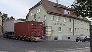 Am Schwanen-Eck in Bad Br&uuml;ckenau stauen die LKW beim Versuch, um die 90 Grad Ecke zu fahren, den Verkehr.