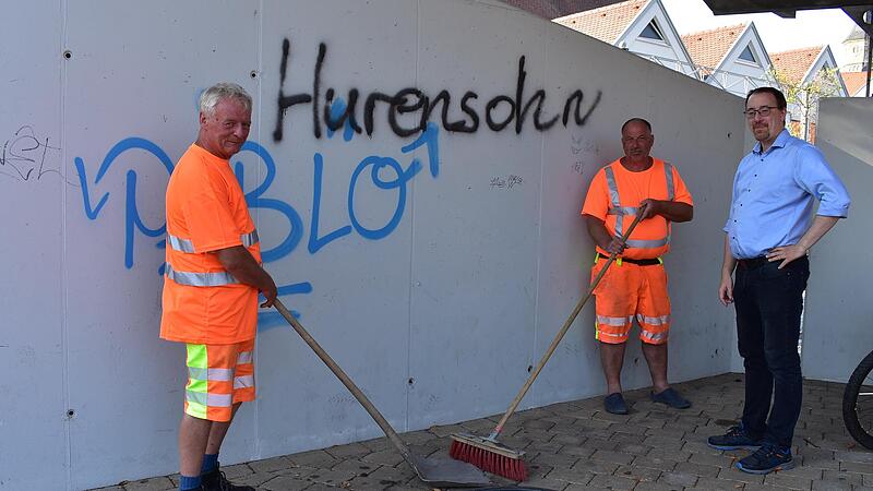 B&uuml;rgermeister Martin Walz (rechts) und die Mitarbeiter des Bauhofs wollen die Zerst&ouml;rungen nicht mehr hinnehmen.Forchheim & Fr&auml;nkische Schweiz