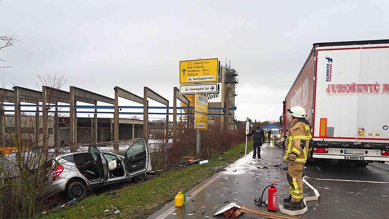Ein schwerer Verkehrsunfall hat sich am Montag gegen 7.40 Uhr bei Untersiemau ereignet. Ein schwerer Verkehrsunfall hat sich am Montag gegen 7.40 Uhr bei Untersiemau ereignet.
