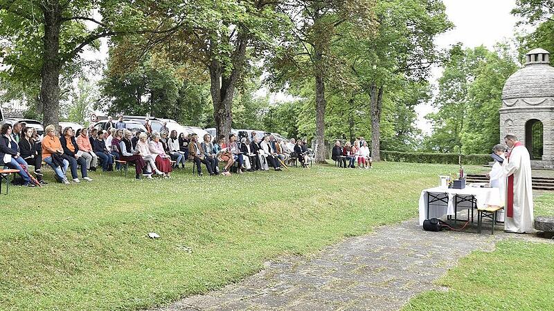 Früh am Morgen zog es Königsberger und zahlreiche ehemalige Bewohner und Freunde hinauf zum Berg über der Stadt. Dort hielten Diakon Ulrich von Brockdorff und Pastoralreferentin Claudia Nowak am Platz vor dem Gefallenenehrenmal einen ökumenischen ...