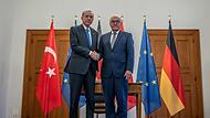 Recep Tayyip Erdogan (l), Pr&auml;sident der T&uuml;rkei, und Bundespr&auml;sident Frank-Walter Steinmeier im Schloss Bellevue. Der Besuch des t&uuml;rkischen Pr&auml;sidenten ist wegen der Verbalattacken Erdogans auf Israel und seiner Verteidigung der von der EU als Terr...