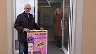 Bürgermeister Günther Werner und Silke Brochloß-Gerner (Leiterin Kultur, Tourismus und Stadtmarketing) öffnen die Türe für Pop-Up-Stores in der Hauptstraße 35 in Haßfurt.