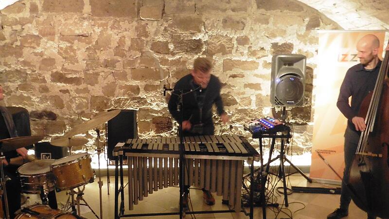 Martin Fabricius am Vibraphon, begleitet von Andreas Markus (Bass) und Michael Dalgas (Schlagzeug)