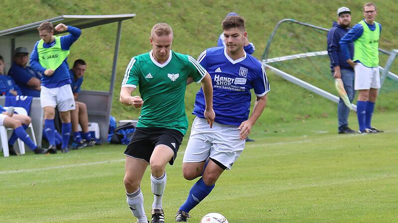 Eine Szene aus der abgebrochenen Saison 2019/21, die  es kommende Spielzeit nicht geben wird: Luca Zösch von der SG Prappach/Oberhohenried (rechts) verfolgt  Andreas Vogt von der DJK Oberschwappach. Die SG hat sich nun aus der Kreisliga 2 zurückgezogen.
