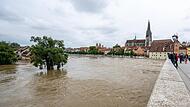 Die Donau führte Anfang Juni an der Steinernen Brücke Hochwasser. Tagelang kämpften die Helfer in Bayern und Baden-Württemberg gegen die Flut und ihre Folgen.