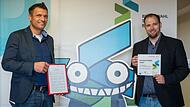 Matthias Tschirner (links) und Benedict Vogl (rechts) freuen sich über die Verleihung des Berufswahsiegels.