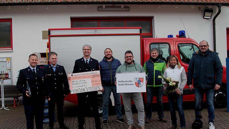 Bei der Übergabe der 3500-Euro-Spende der Ettlebener an das „Helfer-Shuttle Eltmann“ für die Hilfe im Ahrtal (von links): vordere Reihe: Andre Höchemer, Kassier Alois Hedrich, Stefan Groh, Susanne Dereser und Joachim Krines; hintere Reihe: die FFW-Kameraden Manuel Manut, Steffen Fella und Hermann Dereser. Bei der Übergabe der 3500-Euro-Spende der Ettlebener an das „Helfer-Shuttle Eltmann“ für die Hilfe im Ahrtal (von links): vordere Reihe: Andre Höchemer, Kassier Alois Hedrich, Stefan Groh, Susanne Dereser und Joachim Krines; hintere Reihe: die FFW-Kameraden Manuel Manut, Steffen Fella und Hermann Dereser.
