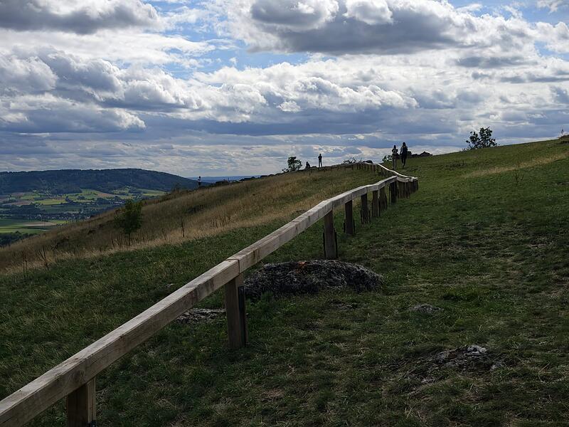 Naturschutz: Walberla baut Besucherlenkung ausForchheim & Fränkische Schweiz Besucherlenkung mit Schildern und Balustraden auf dem Walberla