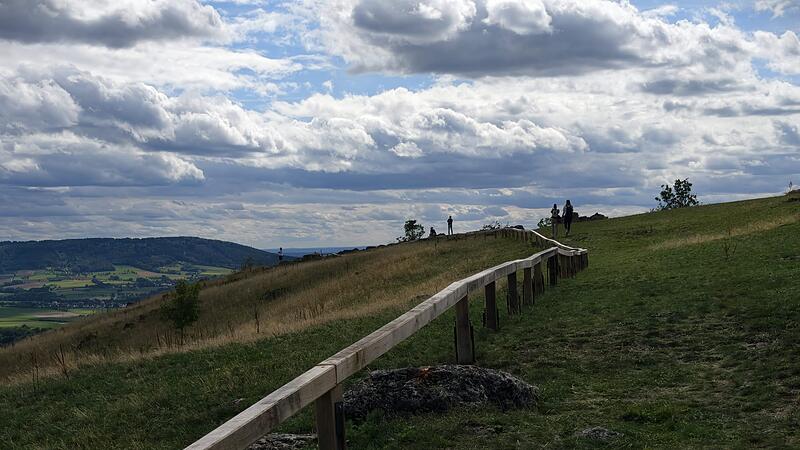 Forchheim & Fränkische Schweiz Besucherlenkung mit Schildern und Balustraden auf dem Walberla