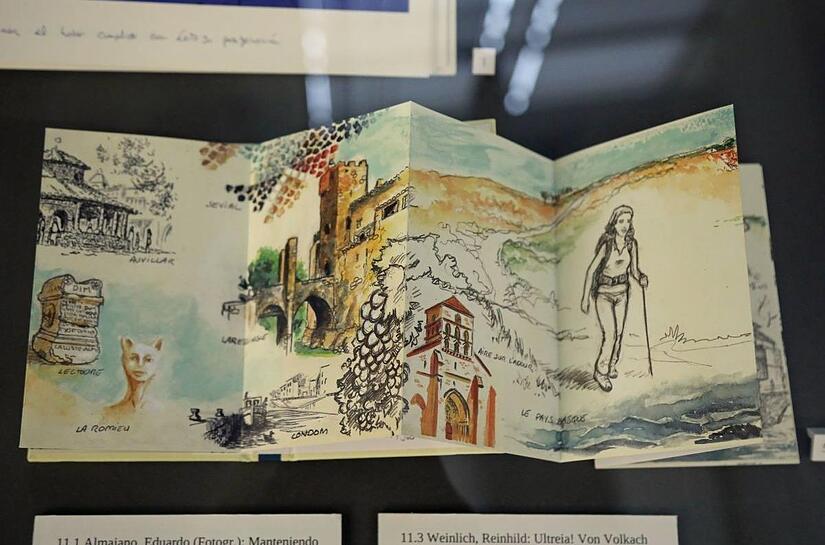Neben Fachliteratur enthält die Sammlung zum Jakobsweg auch dieses „Akkordeon-Büchlein“ zum Aufklappen aus Frankreich.