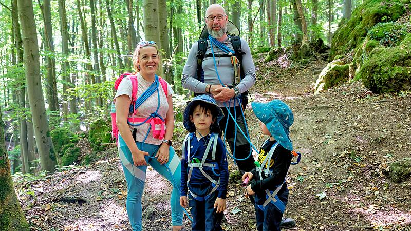 Familie aus Brandenburg bei einer Höhlentour in der Fränkischen SchweizHöhlenwanderung in der Fränkischen Schweiz Familie aus Brandenburg bei einer Höhlentour in der Fränkischen SchweizHöhlenwanderung in der Fränkischen Schweiz