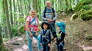 Familie aus Brandenburg bei einer Höhlentour in der Fränkischen SchweizHöhlenwanderung in der Fränkischen Schweiz