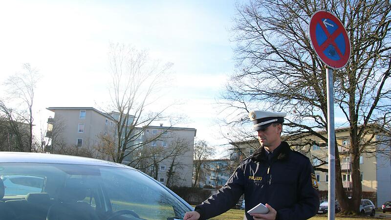Frank Bäuerlein von der Polizeiinspektion Forchheim verteilt ein digitales Knöllchen.Forchheim & Fränkische Schweiz Frank Bäuerlein von der Polizeiinspektion Forchheim verteilt ein digitales Knöllchen.Forchheim & Fränkische Schweiz