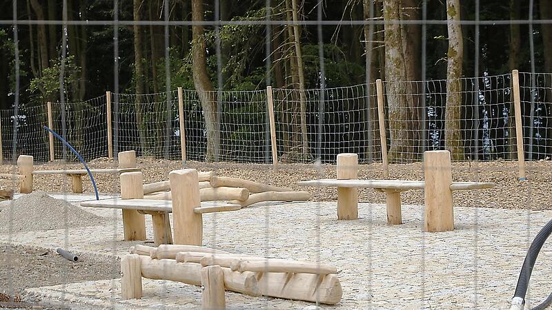 Weniger spektakulär als der Aussichtsturm gleich daneben ist auch der Balancierpfad noch in Arbeit.