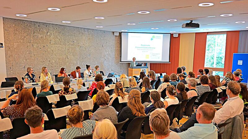 Rund 70 Vertreter aus Medizin, Gesundheitsförderung, Prävention, Beratung, Seniorenarbeit, Verwaltung und Ehrenamt entwickelten bei der Regionalen Präventionskonferenz im Landratsamt Kulmbach gemeinsam Ideen für Präventionsarbeit.Björn Karnstädt/L... Rund 70 Vertreter aus Medizin, Gesundheitsförderung, Prävention, Beratung, Seniorenarbeit, Verwaltung und Ehrenamt entwickelten bei der Regionalen Präventionskonferenz im Landratsamt Kulmbach gemeinsam Ideen für Präventionsarbeit.Björn Karnstädt/L...
