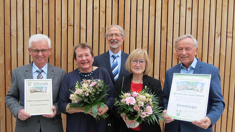 Unser Foto zeigt die Geehrten mit Partnerinnen (von links): Burkard Erhard, Gertrud Erhard, Bürgermeister Peter Bergel, Hiltrud Sobtzick und Dr. Jürgen Sobtzick.