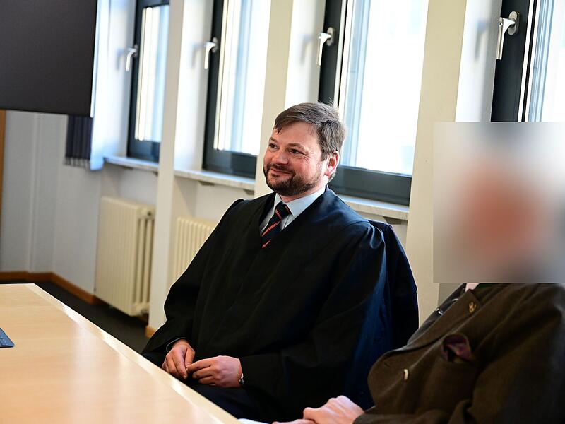 Rechtsanwalt Sebastian B&auml;rmann aus W&uuml;rzburg und der Angeklagte zu Beginn des Verfahrens