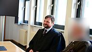 Rechtsanwalt Sebastian B&auml;rmann aus W&uuml;rzburg und der Angeklagte zu Beginn des Verfahrens