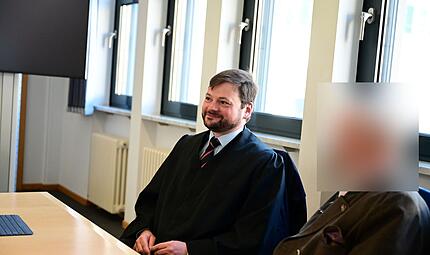 Rechtsanwalt Sebastian B&auml;rmann aus W&uuml;rzburg und der Angeklagte zu Beginn des Verfahrens