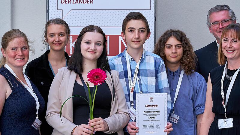 Lehrerin Regina Huber mit Helene Fuchs (Veranstalterin) sowie die Schüler Lia Zwerger, Lucas Kaudelka und Edward Lentini mit Projektleiter Thomas Bressau und Lehrerin Kristin Dünninger (von links).
