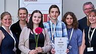 Lehrerin Regina Huber mit Helene Fuchs (Veranstalterin) sowie die Schüler Lia Zwerger, Lucas Kaudelka und Edward Lentini mit Projektleiter Thomas Bressau und Lehrerin Kristin Dünninger (von links).