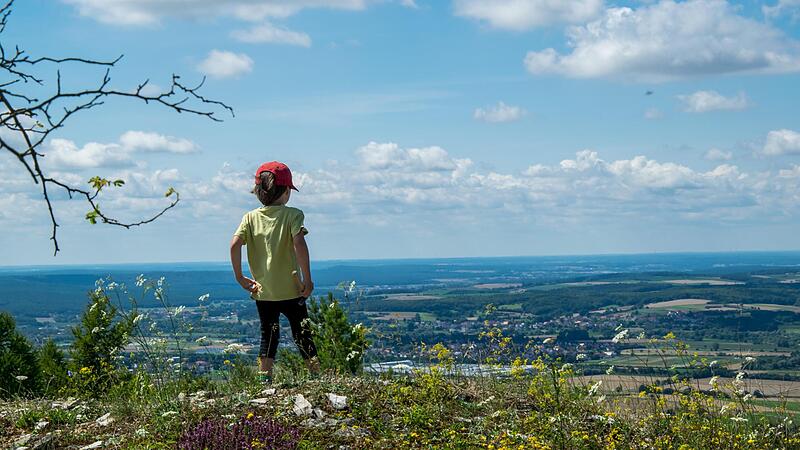 Von dem Hochplateau „Friesener Warte“ haben Wanderer einen tollen Weitblick. Von dem Hochplateau „Friesener Warte“ haben Wanderer einen tollen Weitblick.