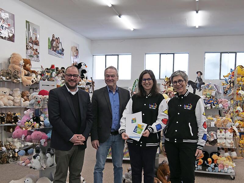 Der Umwelt- und Klimapakt als &Uuml;berzeugungstat: Die beiden Gesch&auml;ftsf&uuml;hrerinnen Barbara Fehn-Dransfeld (rechts) und Josephine Dransfeld sind stolz auf die Zertifizierung. Mit ihnen freuen sich Landrat Sebastian Straubel (links) und Neustadts B&uuml;rger...