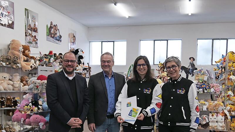 Der Umwelt- und Klimapakt als &Uuml;berzeugungstat: Die beiden Gesch&auml;ftsf&uuml;hrerinnen Barbara Fehn-Dransfeld (rechts) und Josephine Dransfeld sind stolz auf die Zertifizierung. Mit ihnen freuen sich Landrat Sebastian Straubel (links) und Neustadts B&uuml;rger...