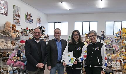 Der Umwelt- und Klimapakt als &Uuml;berzeugungstat: Die beiden Gesch&auml;ftsf&uuml;hrerinnen Barbara Fehn-Dransfeld (rechts) und Josephine Dransfeld sind stolz auf die Zertifizierung. Mit ihnen freuen sich Landrat Sebastian Straubel (links) und Neustadts B&uuml;rger...