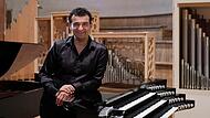 Er setzt den Stummfilm mit Orgelimprovisationen in Szene: Paolo Oreni aus Mailand
