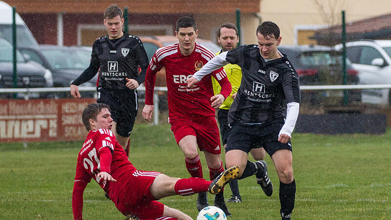 Der 4:1-Sieg zum Auftakt gegen den TSV Ludwigsstadt war die Initialzündung für Dominik Sachs (rotes Trikot) und den VfR Johannisthal. Die „Korbmacher“ starteten mit drei Siegen in die Restrückrunde.