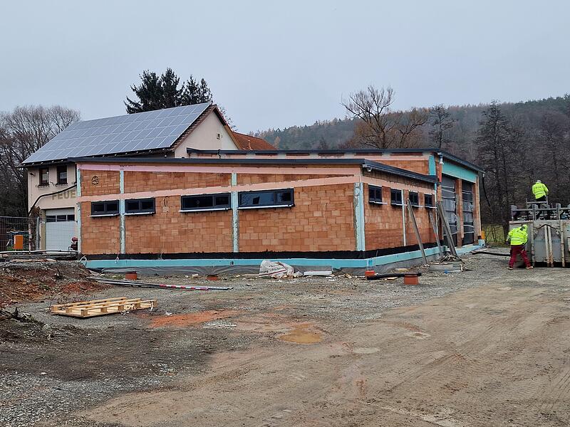 Die neue Fahrzeughalle wurde an das alte Premicher Feuerwehrgerätehaus schon angebaut. Die neue Fahrzeughalle wurde an das alte Premicher Feuerwehrgerätehaus schon angebaut.