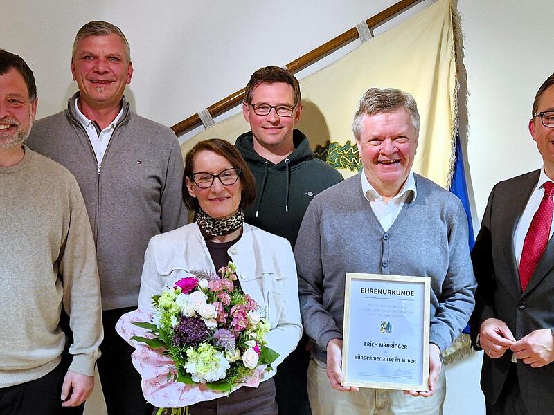 Nach 42 Jahren Wirken f&uuml;r die Stadt Wallenfels und im Stadtrat erhielt Erich M&auml;hringer (2.v.re) die Silberne B&uuml;rgermedaille, mit (v. l.) Andreas Buckreus jun. (SPD), Marco Fischer (FW) und Christian Stumpf (CSU), Ehefrau Manuela und B&uuml;rgermeister ...
