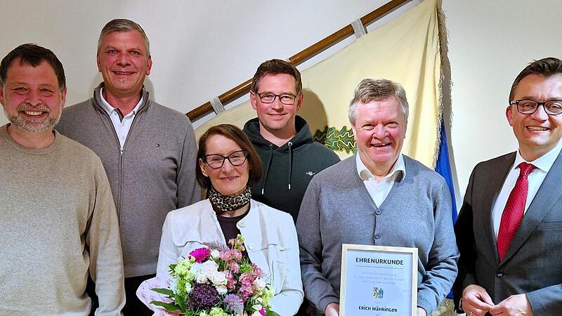 Nach 42 Jahren Wirken f&uuml;r die Stadt Wallenfels und im Stadtrat erhielt Erich M&auml;hringer (2.v.re) die Silberne B&uuml;rgermedaille, mit (v. l.) Andreas Buckreus jun. (SPD), Marco Fischer (FW) und Christian Stumpf (CSU), Ehefrau Manuela und B&uuml;rgermeister ...