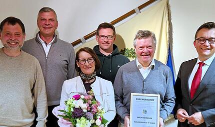 Nach 42 Jahren Wirken f&uuml;r die Stadt Wallenfels und im Stadtrat erhielt Erich M&auml;hringer (2.v.re) die Silberne B&uuml;rgermedaille, mit (v. l.) Andreas Buckreus jun. (SPD), Marco Fischer (FW) und Christian Stumpf (CSU), Ehefrau Manuela und B&uuml;rgermeister ...