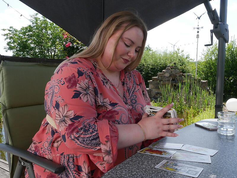 Theresa Back liest Tarotkarten.