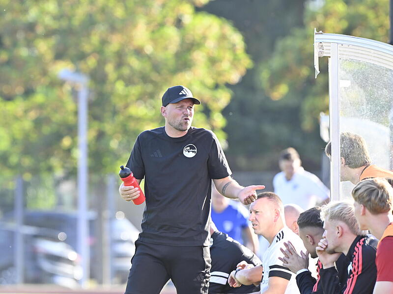 FCC-Trainer Carl-Philipp Schiebel sah vor dem Elfmeterpfiff gegen sein Team kein klares Handspiel.