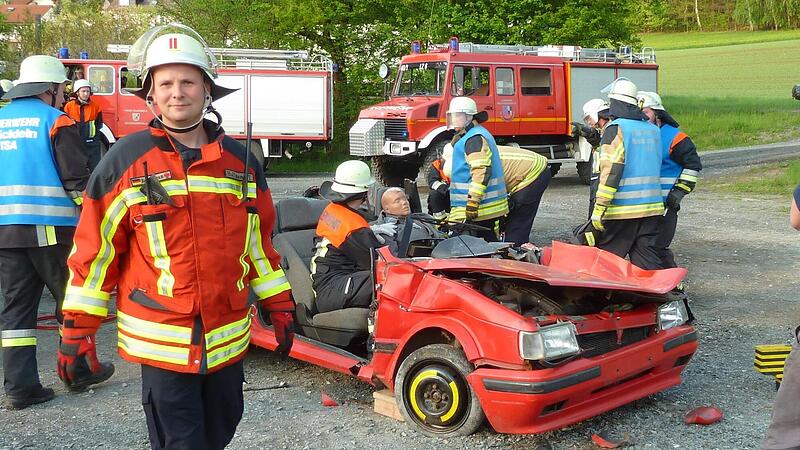 Thomas Hoffmann (links) entschied den Wahlkampf mit Amtsinhaber Stefan H&auml;rtlein f&uuml;r sich und ist neuer Kreisbrandrat des Landkreises Kulmbach.