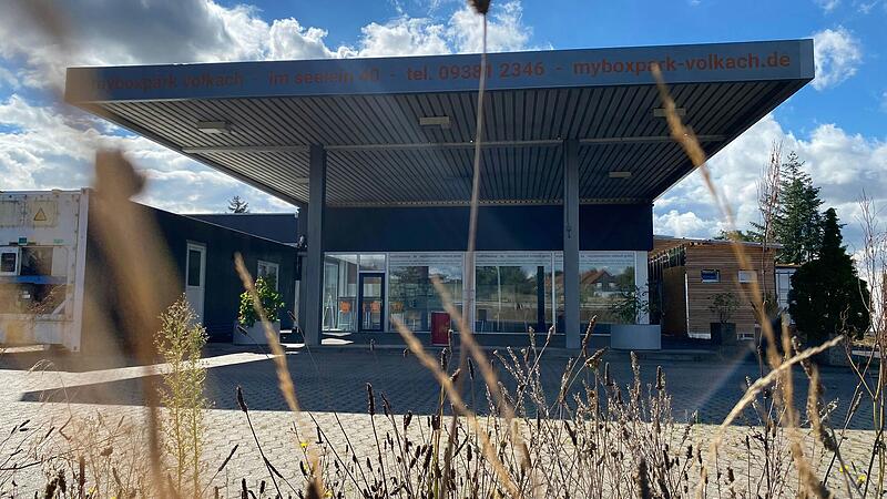 Die Form der fr&uuml;heren Tankstelle im Volkacher Industriegebiet "Im Seelein" ist noch gut zu erkennen. Sie soll wie die anderen Geb&auml;ude abgerissen werden, um Platz zu machen f&uuml;r eine Fl&uuml;chtlingsunterkunft.