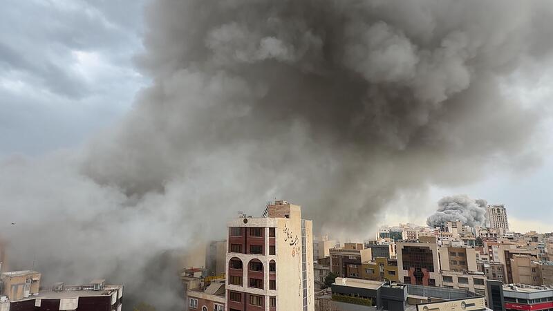 Auch am Montag stiegen in Irans Hauptstadt nach Bombenangriffen Rauchwolken   auf.